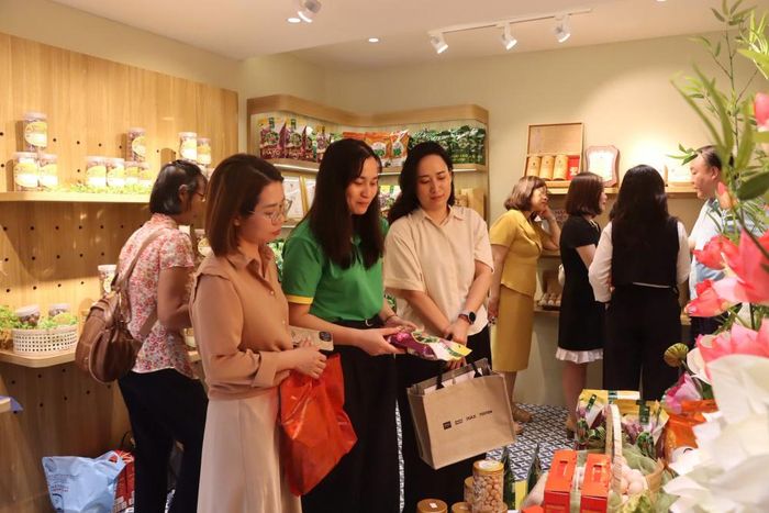 Khách hàng trải nghiệm tại khôgn gia Sức sống hàng Việt