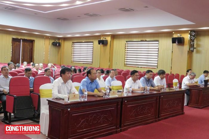Đồng chí Phan Văn Bản, Phó Bí thư chuyên trách Đảng ủy Bộ Công Thương (ngoài cùng bên trái, hàng đầu) chủ trì tham dự tại điểm cầu của Bộ