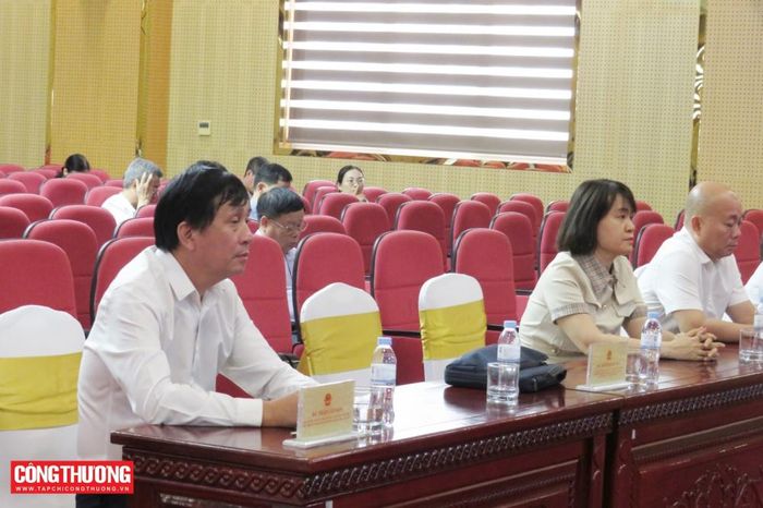 Đồng chí Phan Văn Bản, Phó Bí thư chuyên trách Đảng ủy Bộ Công Thương (ngoài cùng bên trái, hàng đầu) chủ trì tham dự tại điểm cầu của Bộ