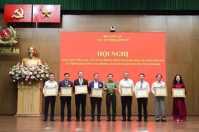 EVNGENCO1 vinh dự được Bộ trưởng Bộ Công an tặng Bằng khen vì có thành tích xuất sắc trong phong trào toàn dân bảo vệ an ninh Tổ quốc năm 2025
