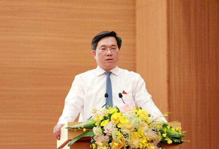 Chủ tịch UBND tỉnh Trần Duy Đông phát biểu tại Kỳ họp thứ Ba HĐND tỉnh khóa XX