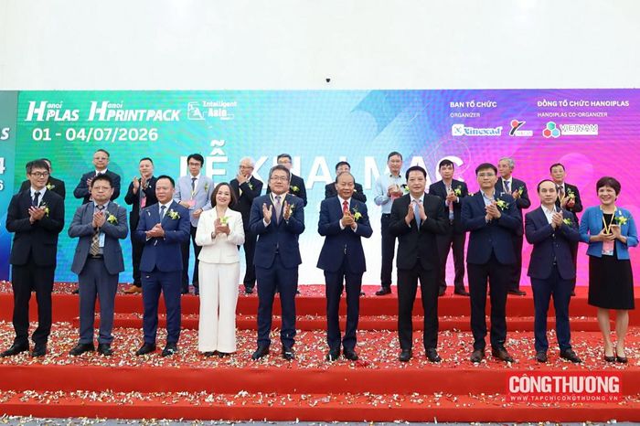 Các đại biểu thực hiện nghi lễ khai mạc chuỗi triển lãm quốc tế chuyên ngành về Nhựa &amp; Cao su (HanoiPlas), In ấn &amp; Bao bì (HanoiPrintPack) và Sản xuất thông minh (Intelligent Asia Hanoi) 