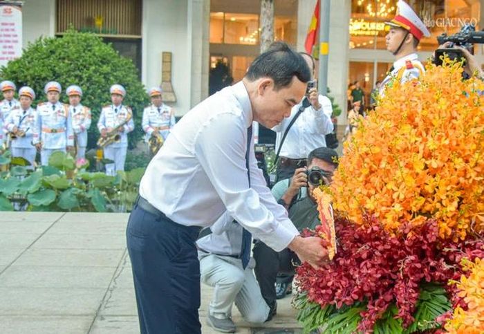  Bí thư Thành ủy TP.HCM Trần Lưu Quang dâng hoa tưởng niệm Chủ tịch Hồ Chí Minh