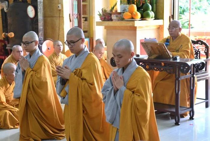 Hành giả nghe giáo giới 