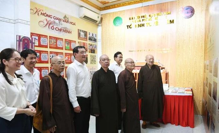 Chư tôn đức, lãnh đạo chính quyền địa phương và khách mời tham quan Không gian văn hóa Hồ Chí Minh tại chùa Tuyền Lâm