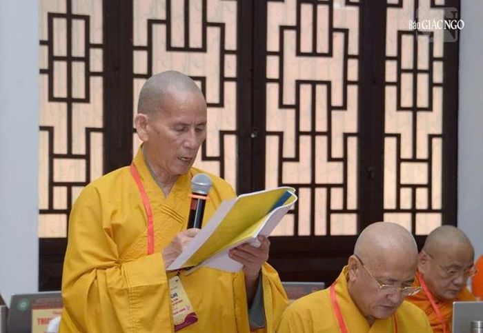 Hòa thượng Thích Thiện Thống trình bày dự thảo chương trình và lịch hoạt động của Đại hội Phật giáo toàn quốc lần thứ X