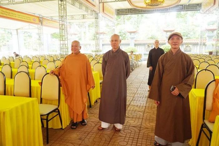 Thượng tọa Thích Nguyên Minh, Trưởng ban Trị sự GHPGVN tỉnh Đắk Lắk cùng chư tôn đức Ban Trị sự GHPGVN tỉnh kiểm tra công tác thiết trí tại nơi diễn ra đại hội