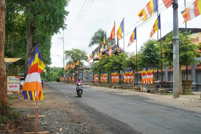Cờ treo bên ngoài khuôn viên chùa Khải Đoan (Cơ sở 2), phường Tân Lập, tỉnh Đắk Lắk