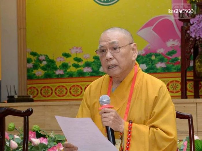Trưởng lão Hòa thượng Thích Thiện Pháp, Ủy viên Thường trực Hội đồng Chứng minh, Phó Chủ tịch Thường trực Hội đồng Trị sự trình danh sách tấn phong giáo phẩm 