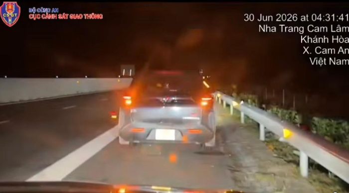 Lực lượng CSGT phát hiện, lập biên bản xử lý tài xế dừng xe không đúng nơi quy định trên tuyến cao tốc Nha Trang - Cam Lâm. Ảnh: Cục CSGT.