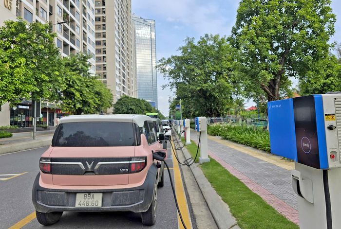 Sửa đổi 01:2026 QCVN 04:2021/BXD quy định rõ các yêu cầu đối với các trạm sạc bên trong và bên ngoài tòa nhà. Ảnh: Tâm Vũ.
