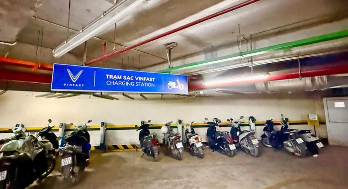 Trạm sạc ô tô điện và xe máy điện được bố trí tại tầng hầm tòa H2, chung cư Eco Lake View (Định Công, Hà Nội). Ảnh: Kim Thoa.