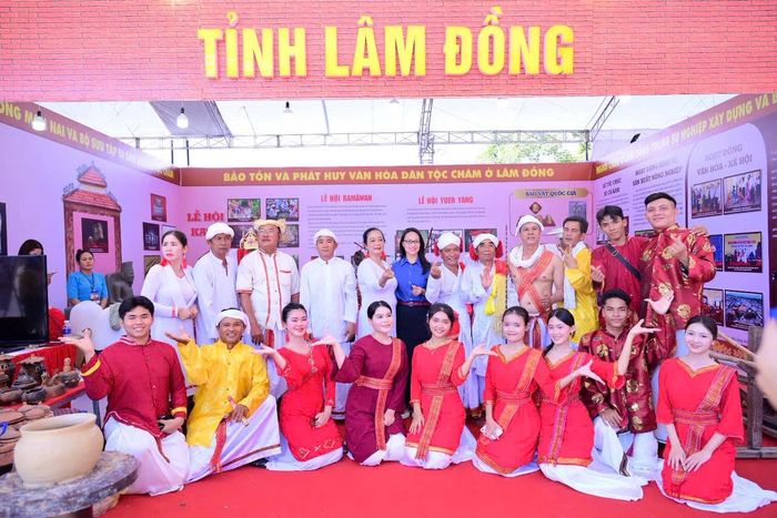 Đoàn Lâm Đồng tham dự ngày hội văn hóa dân tộc Chăm tổ chức tại tỉnh Khánh Hòa.