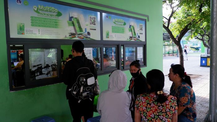 Người dân làm thủ tục hoàn tiền vé tập tại Bến xe buýt Sài Gòn trong sáng 1/7.