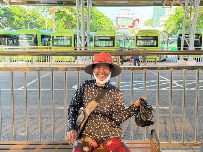 Niềm vui giản dị của người dân khi chuẩn bị lên xe buýt mà không phải trả tiền vé.