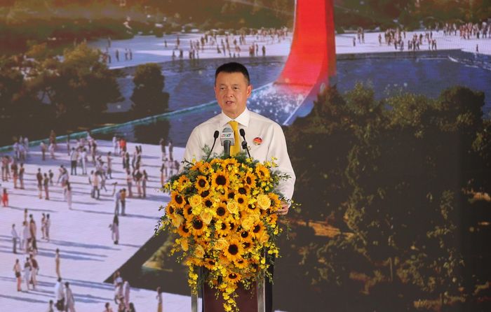 Ông Đặng Minh Trường, Chủ tịch HĐQT Sun Group, chủ đầu tư Dự án Công viên văn hóa Bến Nhà Rồng - Khánh Hội và Cây xanh công cộng Bến Bạch Đằng phát biểu tại sự kiện.