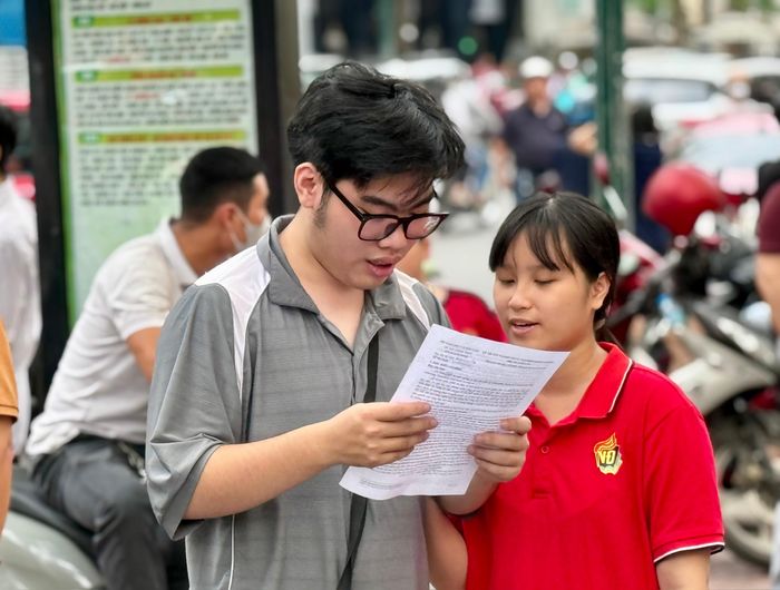 Thí sinh Hà Nội hoàn thành bài thi tốt nghiệp THPT năm 2026, sáng 11/6.