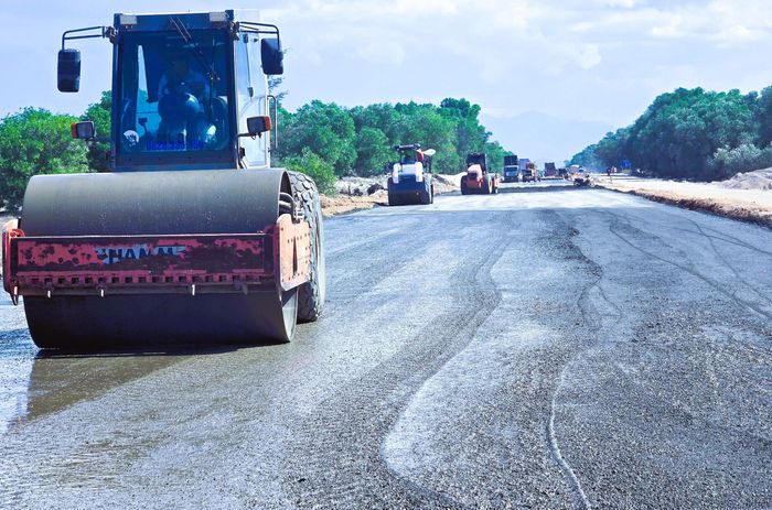 Tại đoạn 3km đầu tuyến, nhà thầu đã cơ bản thi công hoàn thành các cống thoát nước ngang. Trong đó, khoảng hơn 1km nhà thầu đang thi công cấp phối đá dăm, đồng thời đang “chạy nước rút” hoàn thành nền đường K95, K98 đoạn còn lại.