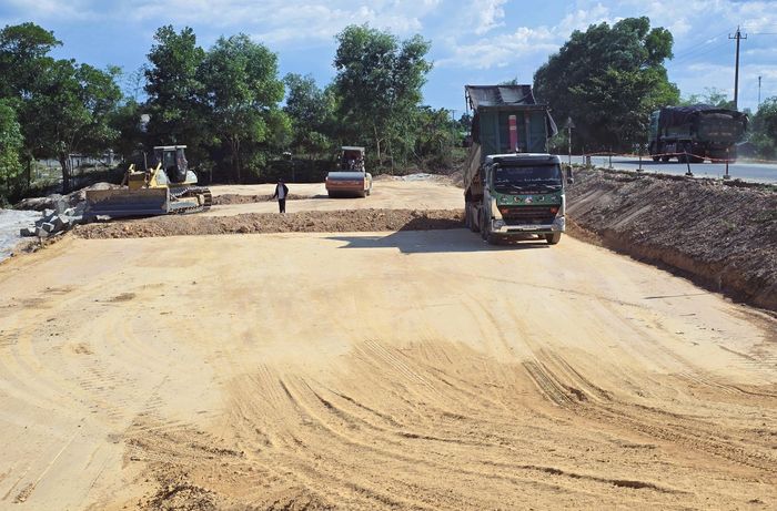 Để đảm bảo tiến độ dự án, UBND tỉnh Quảng Trị đã yêu cầu UBND các xã Mỹ Thủy, Vĩnh Định, Diên Sanh tập trung nhân lực, tăng cường công tác tuyên truyền, vận động các hộ gia đình còn lại bị ảnh hưởng chấp hành chính sách, pháp luật của Nhà nước để hoàn thành công tác GPMB trước ngày 30/6; các nhà thầu đẩy nhanh tiến độ thi công, đảm bảo khối lượng hoàn thành giải ngân trong năm 2026.