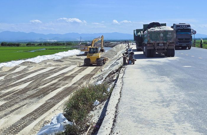 Các đoạn từ Km6+187 đến Km14 và Km14+00 đến cuối tuyến (Km21+050), nhà thầu đang đồng loạt triển khai các mũi thi công nền đường các đoạn qua khu vực đất ruộng lúa, đất rừng sản xuất...