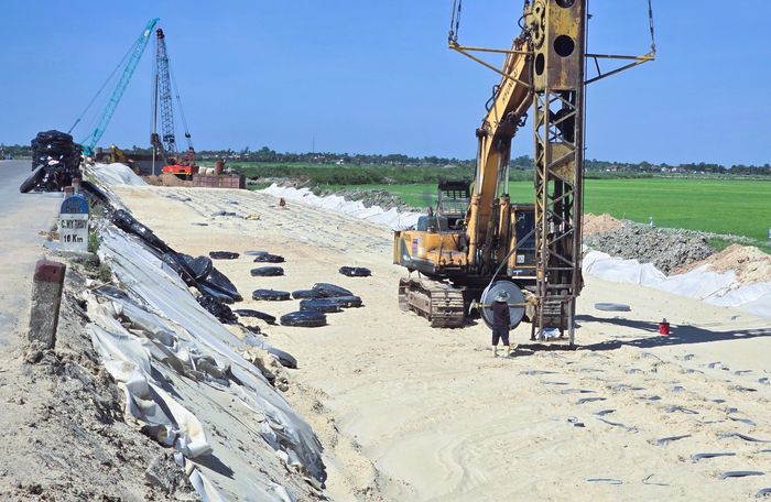 Hiện tại các nhà thầu đang đồng loạt triển khai thi công các mũi thi công trên tuyến, đẩy nhanh thi công các đoạn qua đất ruộng lúa phải xử lý nền đất yếu.