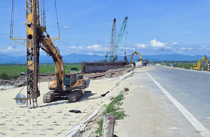 Phần lớn các cầu nhỏ và cầu trung trên tuyến đang triển khai thi công cọc khoan nhồi, trong đó cầu Hải Thiện 1 đã hoàn thành mố cầu phía Đông.