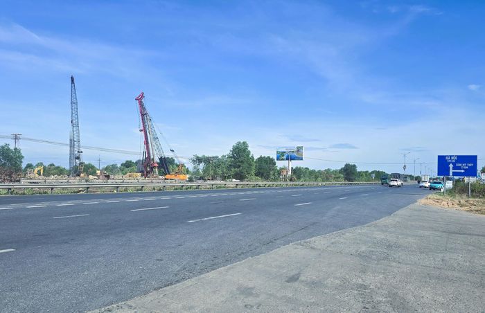 UBND xã Diên Sanh hoàn thành phê duyệt phương án bồi thường, hỗ trợ, tái định cư đối với hộ ông Bùi Văn Toại (đất ở), bàn giao mặt bằng thi công cọc khoan nhồi trụ cầu vượt QL1 và đường sắt Bắc - Nam ở phía Đông.