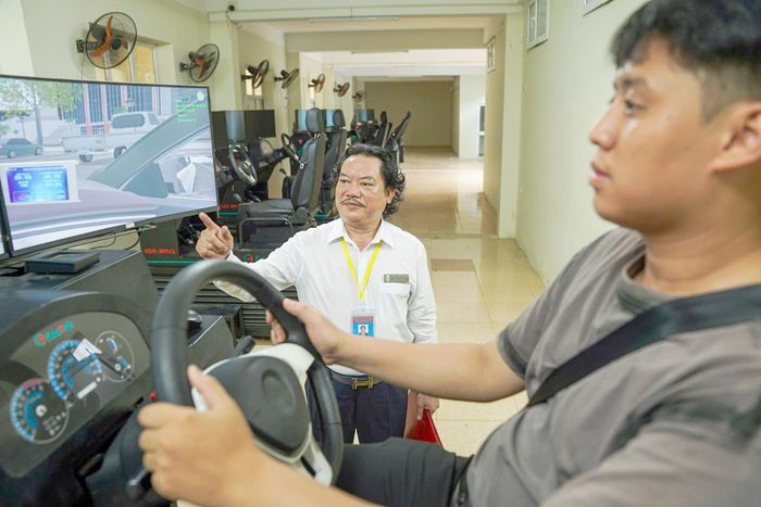 Ông Phạm Văn Hoành (Giám đốc sân sát hạch của Trung tâm) cho biết, Thông tư mới đã bỏ bài thi mô phỏng tình huống giao thông trên máy tính. Trước khi có quy định này, các thí sinh phải thực hiện những phần thi gồm: Lý thuyết; mô phỏng các tình huống giao thông trên máy tính; sát hạch trong hình; lái xe trên đường trường.