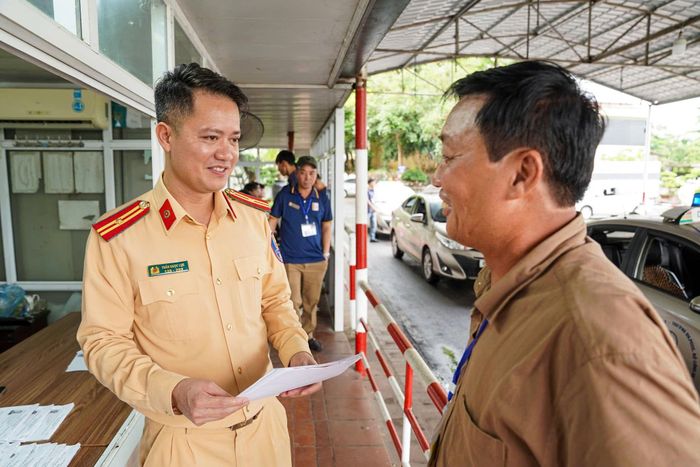 Dù quy trình có thay đổi, mỗi học viên vẫn phải học nghiêm túc để sau khi được cấp giấy phép lái xe có thể điều khiển phương tiện an toàn và luôn tuân thủ quy định của pháp luật. Trong ảnh: Cán bộ CSGT chúc mừng một học viên thi đạt.