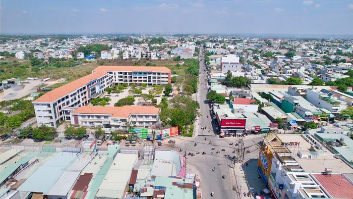 Đặc biệt, UBND TP Đồng Nai cũng vừa chấp thuận chủ trương đầu tư thêm một trường trung học phổ thông công lập tại phường Trảng Dài. Sở Giáo dục và Đào tạo được giao chủ trì phối hợp các đơn vị liên quan lập báo cáo đề xuất đầu tư, đồng thời địa phương rà soát quỹ đất, quy hoạch và vị trí xây dựng để sớm hoàn thiện thủ tục theo quy định.