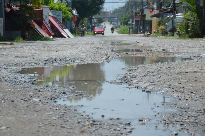 Từng được người dân gọi bằng cái tên quen thuộc “tuyến đường đau khổ”, đường Nguyễn Thái Học dài gần 2km là trục giao thông kết nối các khu phố 4, 4A, 4B, 4C và nhiều khu dân cư lân cận. Sau hơn 20 năm đưa vào sử dụng, tuyến đường này đã bộc lộ nhiều bất cập.