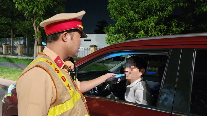 Trong ca làm việc 2 tiếng, tổ công tác đã phát hiện 7 trường hợp vi phạm nồng độ cồn, 2 trường hợp điều khiển xe máy không đội mũ bảo hiểm.