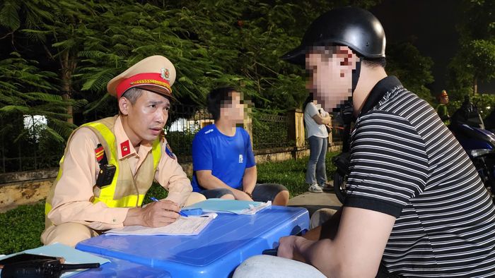 Công văn nêu rõ, để nâng cao ý thức chấp hành pháp luật của công nhân, người lao động, Chủ tịch UBND tỉnh giao Ban Quản lý các khu công nghiệp xây dựng cơ chế phối hợp với Công an tỉnh, Liên đoàn Lao động tỉnh và các doanh nghiệp trong quản lý, giáo dục, phòng ngừa vi phạm giao thông.