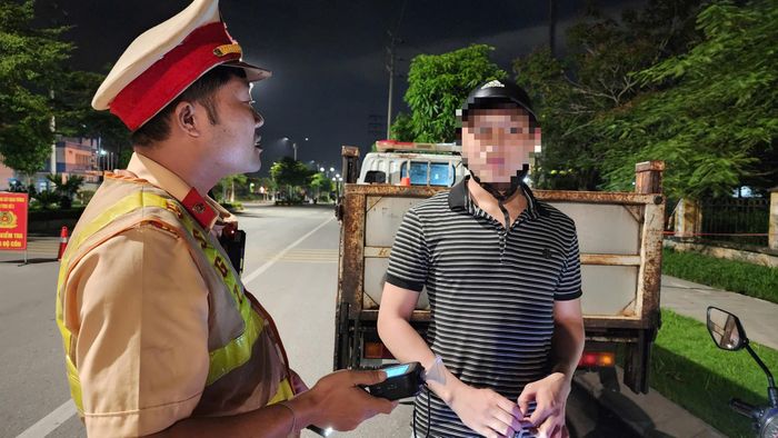 “Tôi ở Lào Cai xuống khu công nghiệp Tiên Sơn làm được mấy năm nay. Hôm nay, có đồng nghiệp chia tay để sang công ty khác làm nên chúng tôi đã liên hoan ở quán nhậu. Cả nể nên chúng tôi đã uống vài ly rượu. Không ngờ trên đường về phòng trọ thì bị lực lượng CSGT kiểm tra xử lý. Lương cơ bản của tôi có hơn 6 triệu đồng, nay bị phạt mất gần nửa tháng lương. Đây là bài học đối với chúng tôi để tuân thủ nghiêm quy định đã uống rượu bia là không lái xe”, anh H.V.M nói.