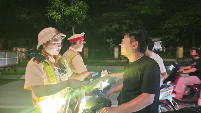 Thiếu tá Nguyễn Công Đồng, cán bộ Đội CSGT đường bộ số 2 (Công an tỉnh Bắc Ninh) cho biết, thời gian qua, lực lượng CSGT tỉnh thường xuyên đến công ty, doanh nghiệp để tuyên truyền, phổ biến pháp luật nhằm nâng cao ý thức chấp hành quy định an toàn giao thông của công nhân.