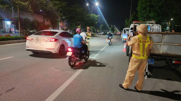 “Ngoài ra cũng tăng cường tuần tra kiểm soát, xử lý các hành vi là nguyên nhân trực tiếp dẫn đến tai nạn giao thông như: vi phạm nồng độ cồn, chạy quá tốc độ, tại các khu, cụm công nghiệp. Từ đó, nâng cao ý thức chấp hành các quy tắc an toàn giao thông của người dân, tỷ lệ người vi phạm giao thông tại đây giảm rõ rệt”, thiếu tá Đồng nói.