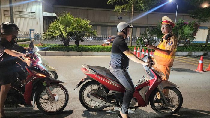 Các doanh nghiệp tăng cường tuyên truyền, kiểm tra phương tiện của người lao động, tổ chức ký cam kết chấp hành pháp luật giao thông và đưa kết quả chấp hành vào tiêu chí đánh giá, thi đua, khen thưởng.
