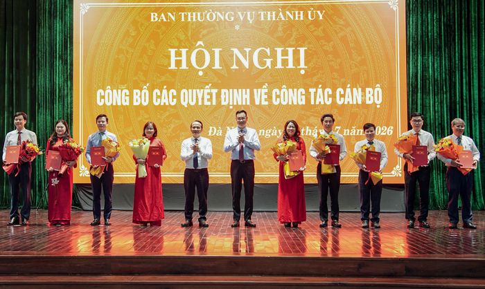 Lãnh đạo Thành ủy Đà Nẵng trao các quyết định điều động, bổ nhiệm với các cán bộ chiều 1/7. (Ảnh: Cổng thông tin điện tử TP Đà Nẵng).