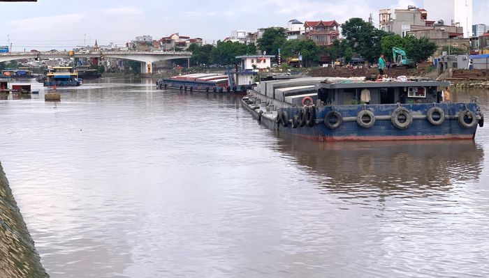 Cùng với việc tổ chức điều tiết linh hoạt giữa ngã ba Niệm và ngã ba Xi Măng, cơ quan quản lý khuyến cáo thuyền trưởng và người điều khiển phương tiện thủy cần cập nhật đầy đủ lịch điều tiết, tuân thủ hiệu lệnh lực lượng chức năng và chủ động đánh giá điều kiện luồng trước khi hành trình để bảo đảm an toàn. (Ảnh minh họa).