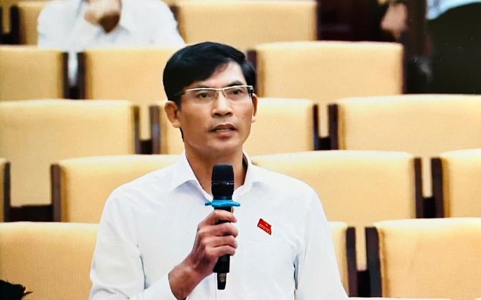 Đại biểu Cao Văn Thắng (tổ đại biểu số 10) đặt câu hỏi chất vấn.