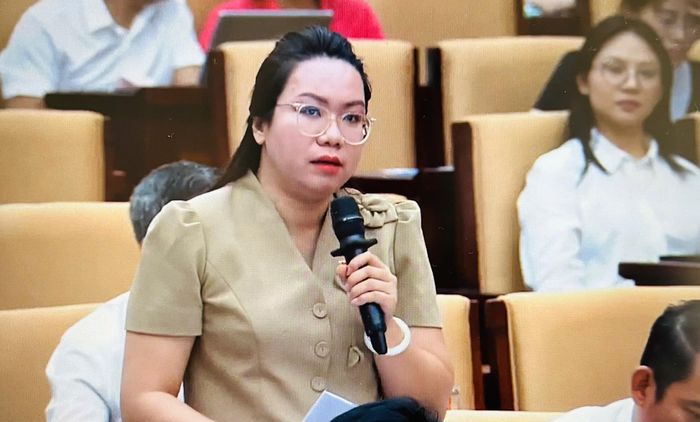 Đại biểu Nguyễn Hồng Nhung (Tổ đại biểu số 8) đặt câu hỏi chất vấn.