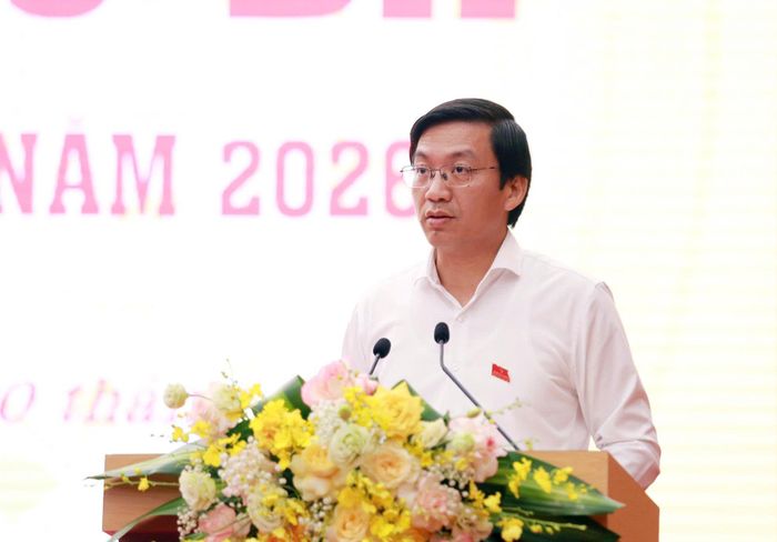Giám đốc Sở Xây dựng Nguyễn Xuân Quang trả lời chất vấn tại tại kỳ họp thứ ba, HĐND tỉnh Phú Thọ khóa XX.