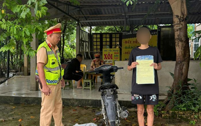 Lực lượng CSGT đường bộ số 3 đã lập biên bản và tạm giữ phương tiện xử lý theo quy định của pháp luật đối với Đinh Quang T, (SN 15/11/2008) thường trú thôn Phú Lam, xã Trấn Yên, tỉnh Lào Cai điều khiển.