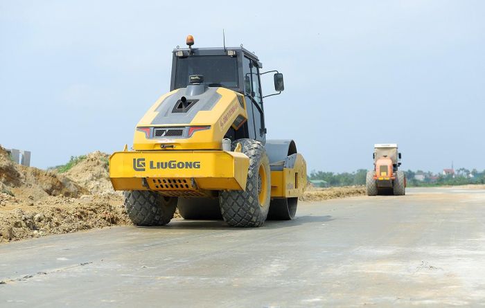 Nhà thầu bổ nhiều mũi, điều máy móc để thi công. 