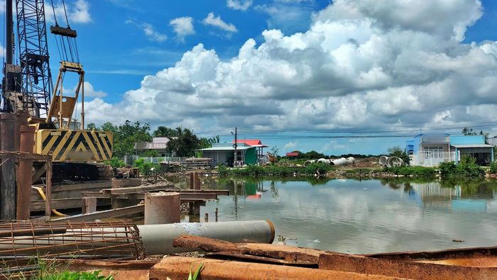 Dự án xây dựng cầu Hòa Bình 2 (xã Hòa Bình, tỉnh Cà Mau) đang rốt ráo triển khai thi công ngay khi có mặt bằng sạch.