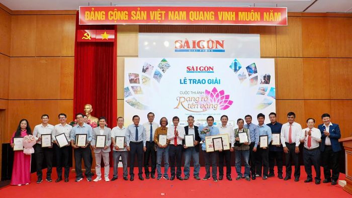 Các đồng chí lãnh đạo, Ban Tổ chức cùng các tác giả đoạt giải Cuộc thi ảnh “Rạng rỡ tên vàng”. Ảnh: SGGP