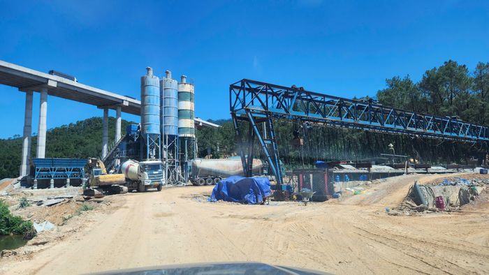 Các trạm trộn bê tông ở dự án hoàn thiện hầm Thần Vũ (thuộc dự án cao tốc Bắc Nam) phải ăn đong vật liệu dù nhà thầu đã phải mua với giá cao hơn giá dự toán.