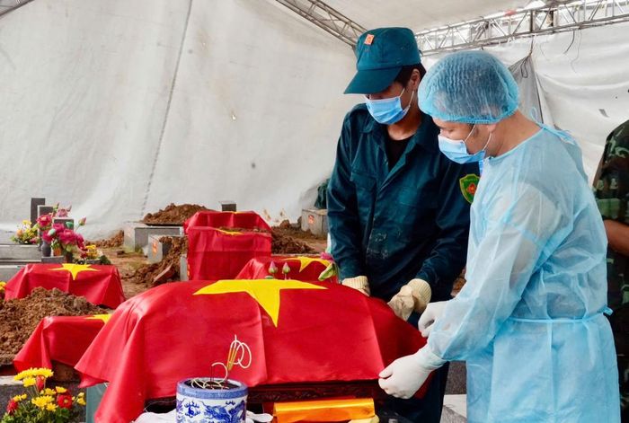 Trong đợt này, lực lượng chức năng tiến hành lấy mẫu đối với 58 phần mộ liệt sĩ chưa xác định được thông tin tại Nghĩa trang Liệt sĩ Hà Tu nhằm phục vụ giám định AND. (Ảnh: QMG)