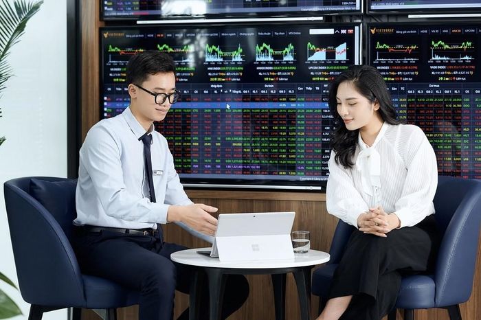 VN-Index được dự báo tiếp tục dao động trong vùng 1.800 - 1.900 điểm với sự phân hóa mạnh giữa các nhóm cổ phiếu. Ảnh: VFS