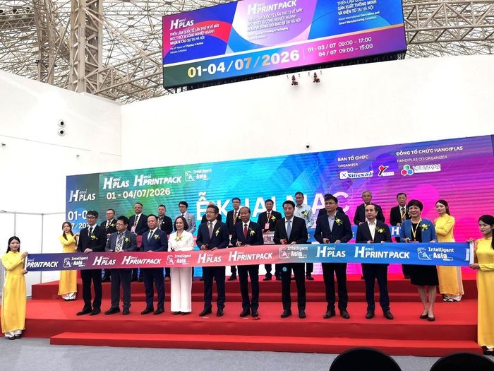 Các vị đại biểu cắt băng khai mạc chuỗi triển lãm. Ảnh: LV